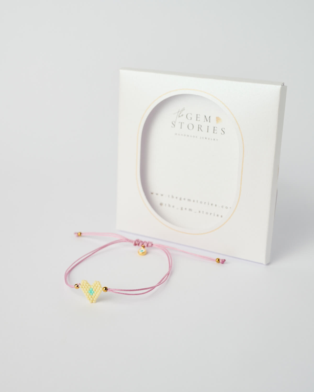 Βραχιόλι Miyuki με γούρι καρδιά – Κίτρινο-Λιλά Βραχιόλι Miyuki με καρδιά κίτρινο-λιλά, χειροποίητο βραχιόλι με χάντρες και χρυσές λεπτομέρειες, από το The Gem Stories