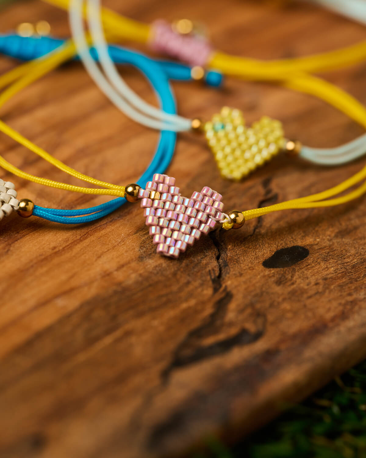 Βραχιόλι Miyuki με λιλά καρδιά Βραχιόλι Miyuki με λιλά καρδιά και χρυσές χάντρες, χειροποίητο από το The Gem Stories