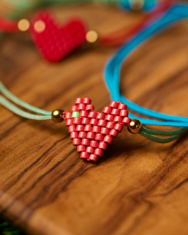 Βραχιόλι Miyuki με ματ κόκκινη καρδιά και χρυσές χάντρες, χειροποίητο από το The Gem Stories