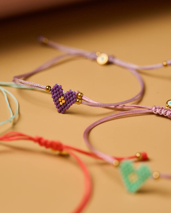 Λεπτεπίλεπτο βραχιόλι Miyuki με μωβ καρδιά και χρυσές χάντρες, χειροποίητο από το The Gem Stories