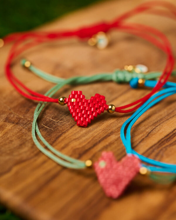 Βραχιόλι Miyuki με κόκκινη καρδιά και χρυσές χάντρες, χειροποίητο από το The Gem Stories