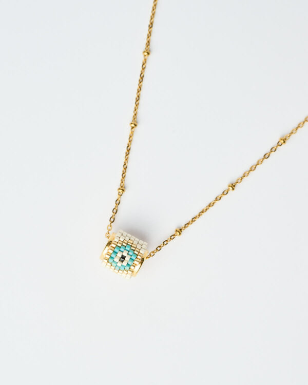 Κοντινή λήψη του κολιέ Miyuki Round Evil Eye σε απόχρωση Ice με χρυσή αλυσίδα, χειροποίητο από το The Gem Stories