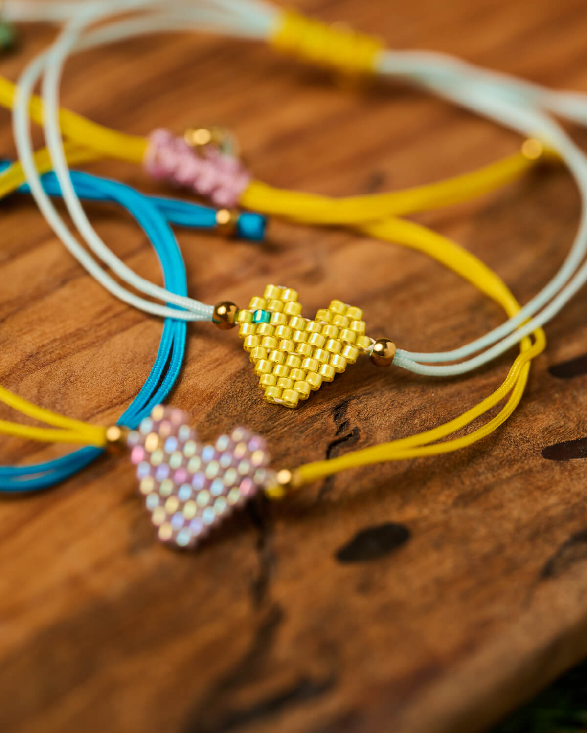 Βραχιόλι Miyuki με κίτρινη καρδιά Βραχιόλι Miyuki με κίτρινη καρδιά και χρυσές χάντρες, χειροποίητο από το The Gem Stories