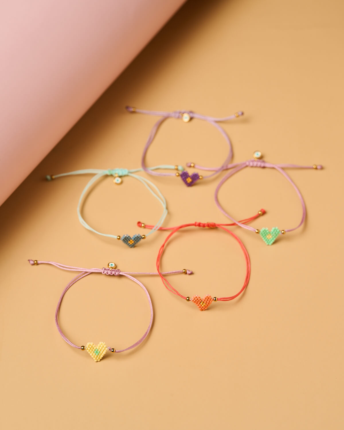 Πολύχρωμα λεπτεπίλεπτα βραχιόλια Miyuki με καρδιές Πολύχρωμα λεπτεπίλεπτα βραχιόλια Miyuki με καρδιές από χάντρες, χειροποίητα από το The Gem Stories