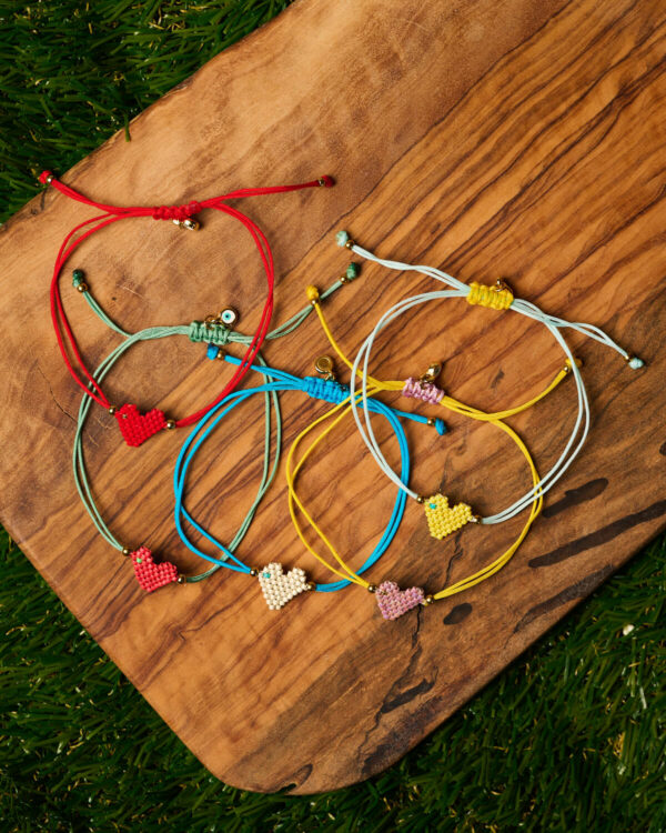 Πολύχρωμα βραχιόλια Miyuki με καρδιές από χάντρες, χειροποίητα από το The Gem Stories