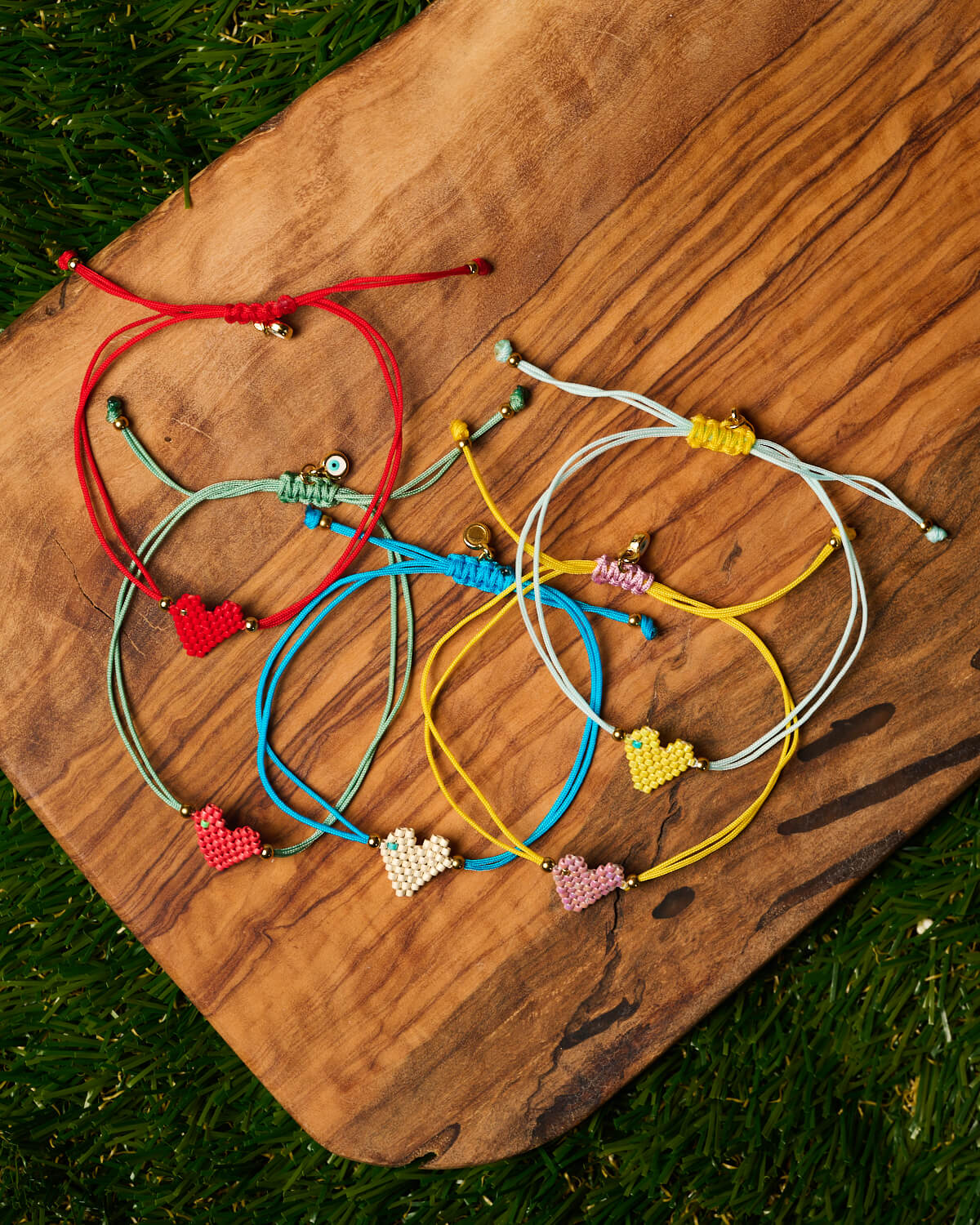 Πολύχρωμα βραχιόλια Miyuki με καρδιές Πολύχρωμα βραχιόλια Miyuki με καρδιές από χάντρες, χειροποίητα από το The Gem Stories