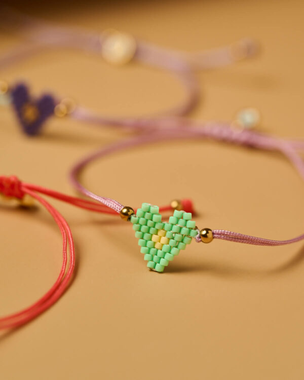 Λεπτεπίλεπτο βραχιόλι Miyuki με παστέλ καρδιά σε απόχρωση μέντας και χρυσές χάντρες, χειροποίητο από το The Gem Stories