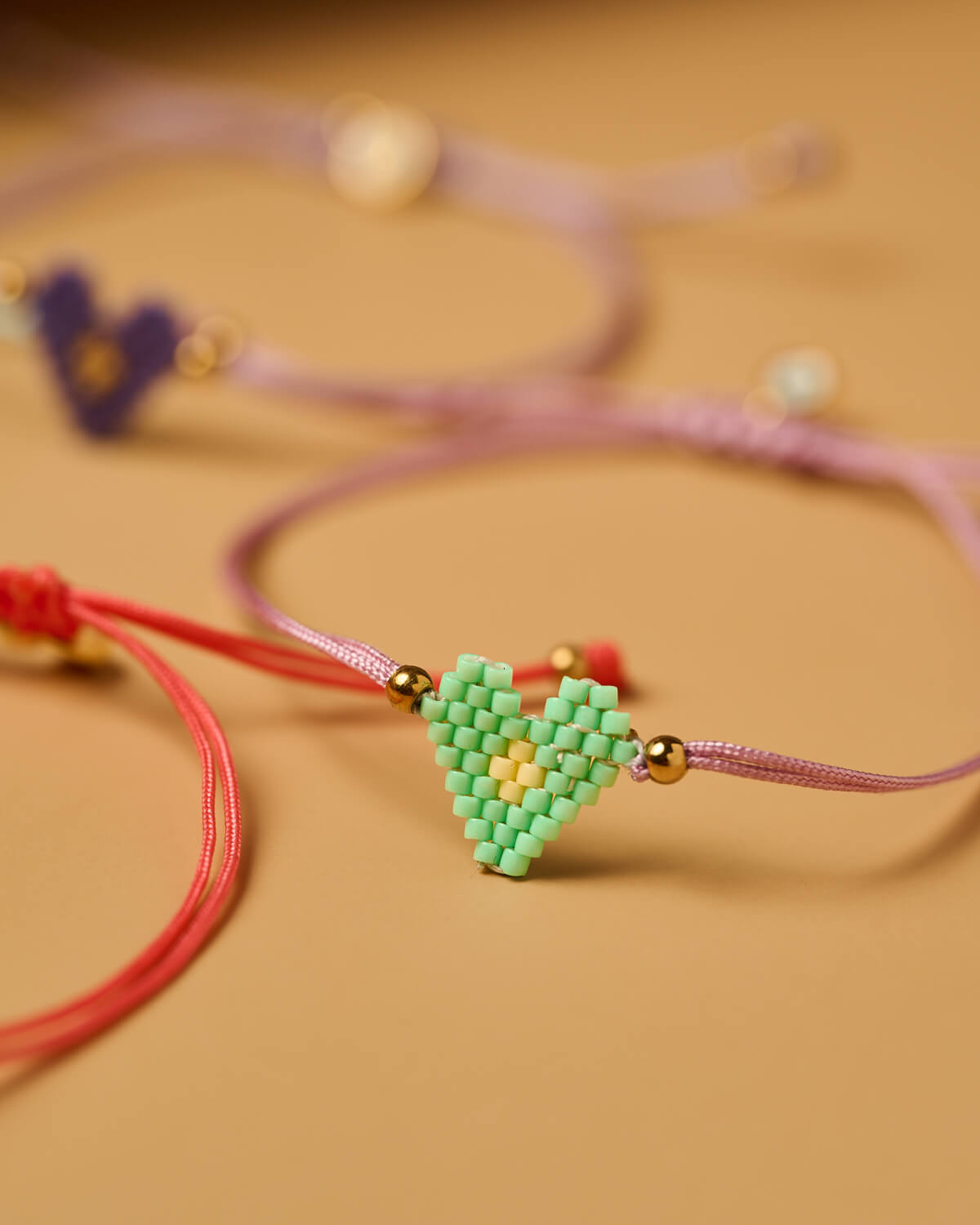 Λεπτεπίλεπτο βραχιόλι Miyuki με παστέλ μέντα καρδιά Λεπτεπίλεπτο βραχιόλι Miyuki με παστέλ καρδιά σε απόχρωση μέντας και χρυσές χάντρες, χειροποίητο από το The Gem Stories
