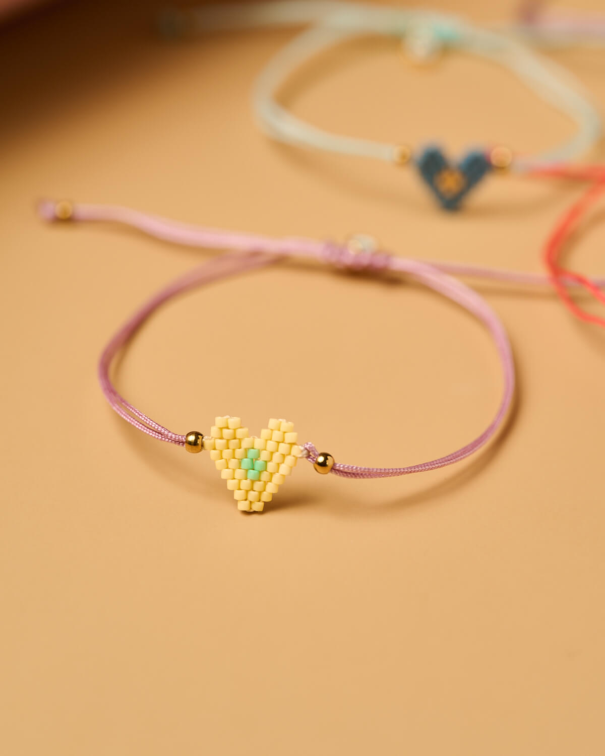 Λεπτεπίλεπτο βραχιόλι Miyuki με παστέλ κίτρινη καρδιά