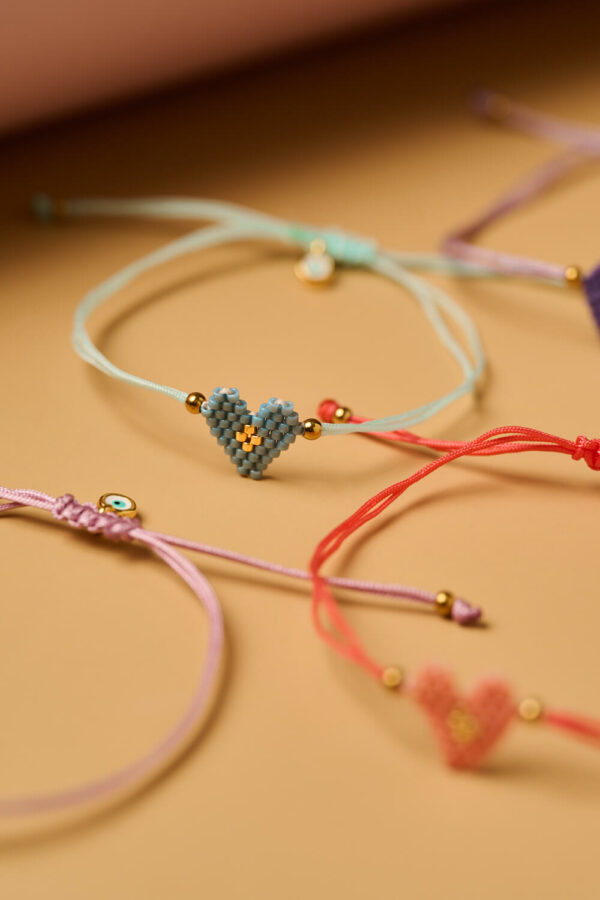 Λεπτεπίλεπτο βραχιόλι Miyuki με γαλάζια καρδιά και χρυσές χάντρες, χειροποίητο από το The Gem Stories