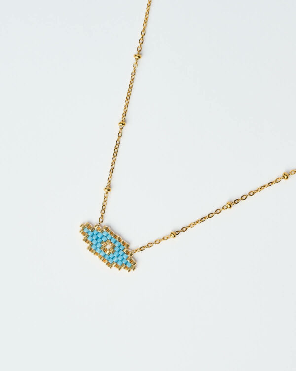 Κοντινή λήψη του Λεπτού Κολιέ Miyuki Evil Eye σε μπλε απόχρωση με χρυσή αλυσίδα, χειροποίητο από το The Gem Stories