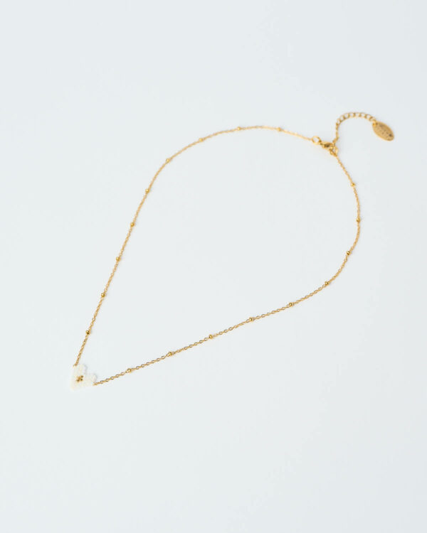 Λεπτεπίλεπτο κολιέ Miyuki Heart σε λευκό, με χρυσή αλυσίδα, χειροποίητο από το The Gem Stories