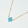 Κοντινή λήψη του Λεπτού Κολιέ Miyuki με Αστέρι σε μπλε απόχρωση, με χρυσή αλυσίδα, χειροποίητο από το The Gem Stories