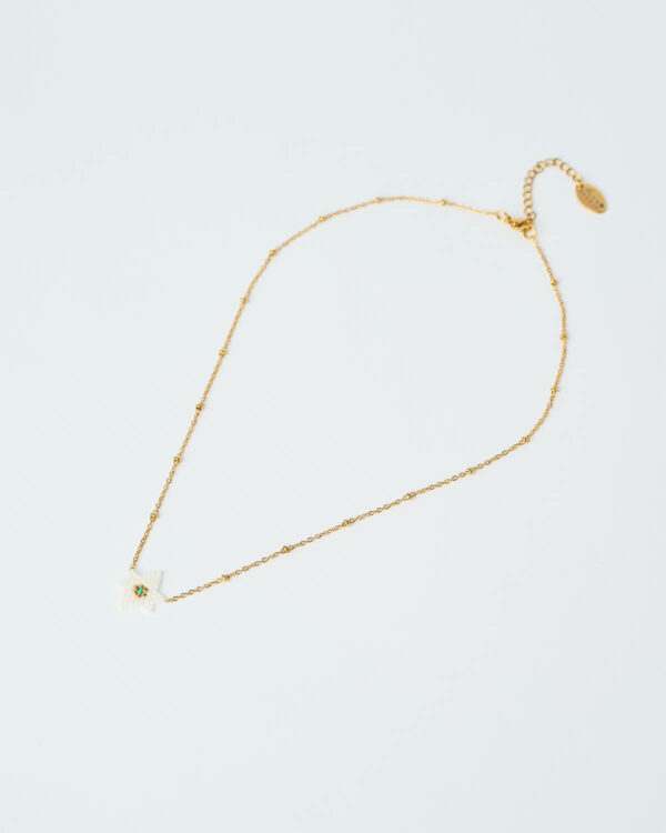 Λεπτεπίλεπτο κολιέ Miyuki Star σε λευκό, με χρυσή αλυσίδα, χειροποίητο από το The Gem Stories