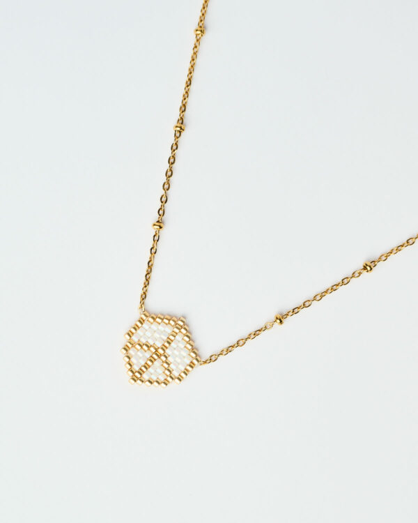 Λεπτομέρεια από το Delicate Miyuki Victory Necklace σε λευκό, με χρυσή αλυσίδα, χειροποίητο από το The Gem Stories