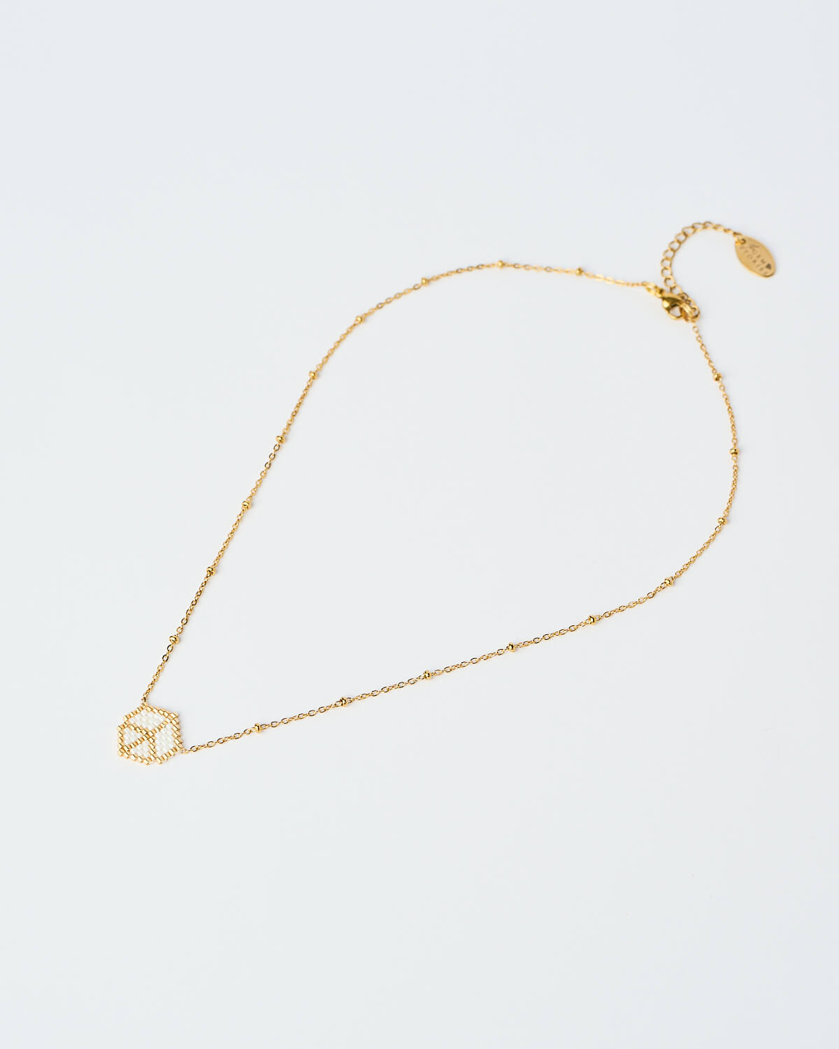 Λεπτεπίλεπτο κολιέ Miyuki Victory σε λευκό Λεπτεπίλεπτο Delicate Miyuki Victory Necklace σε λευκό, με χρυσή αλυσίδα, χειροποίητο από το The Gem Stories