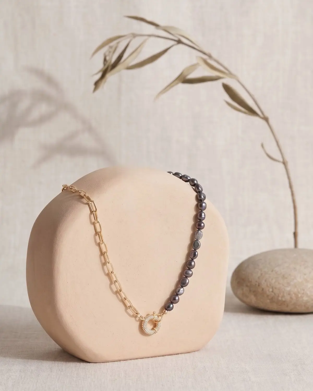 27Z433241-The-Gem-Stories-Black-Pearls-and-Chain-Necklace-concept2 Handmade Black Pearls and Chain Necklace Concept featuring elegant dark pearls combined with a refined chain detail.